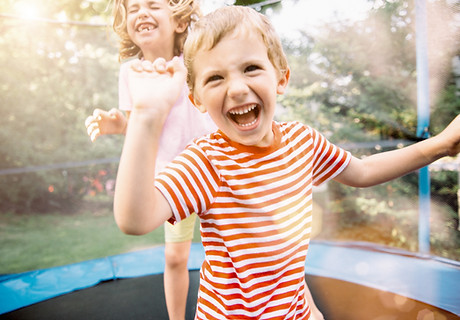 Kinder springen auf Trampolin