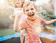 Kinder spielen draußen