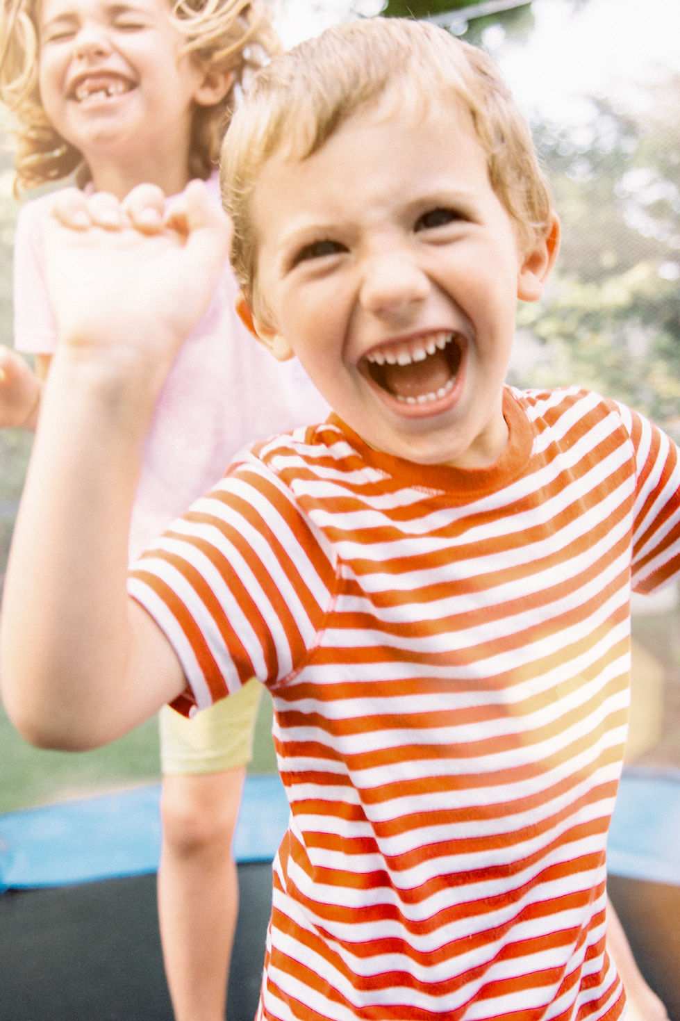 Kinder springen auf Trampolin