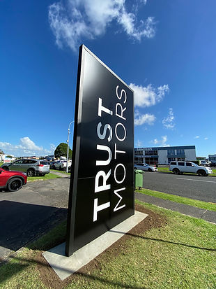 pylon-sign-trust-motors-4.jpeg