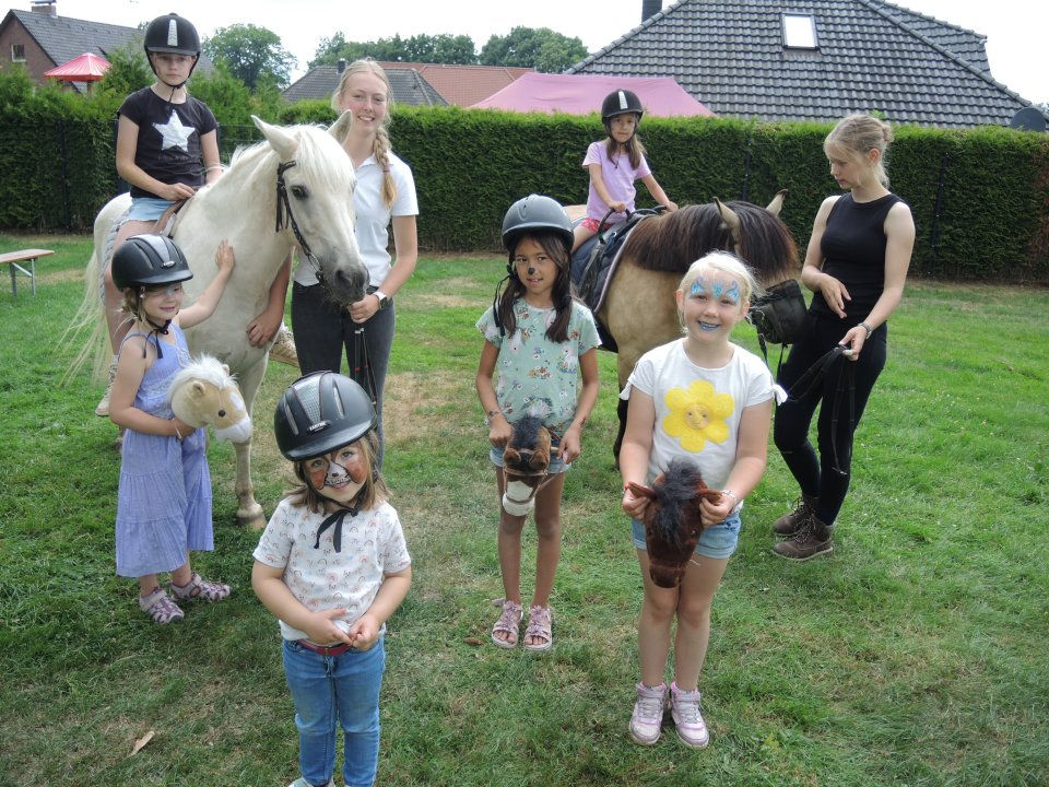 Viele Kinder hatten Spaß mit den Ponys Anton und Lilly. Foto: Koopmeiners