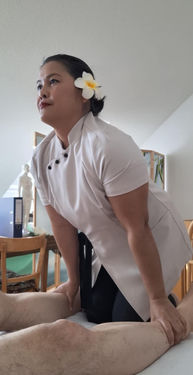 Masseurin massiert Beine