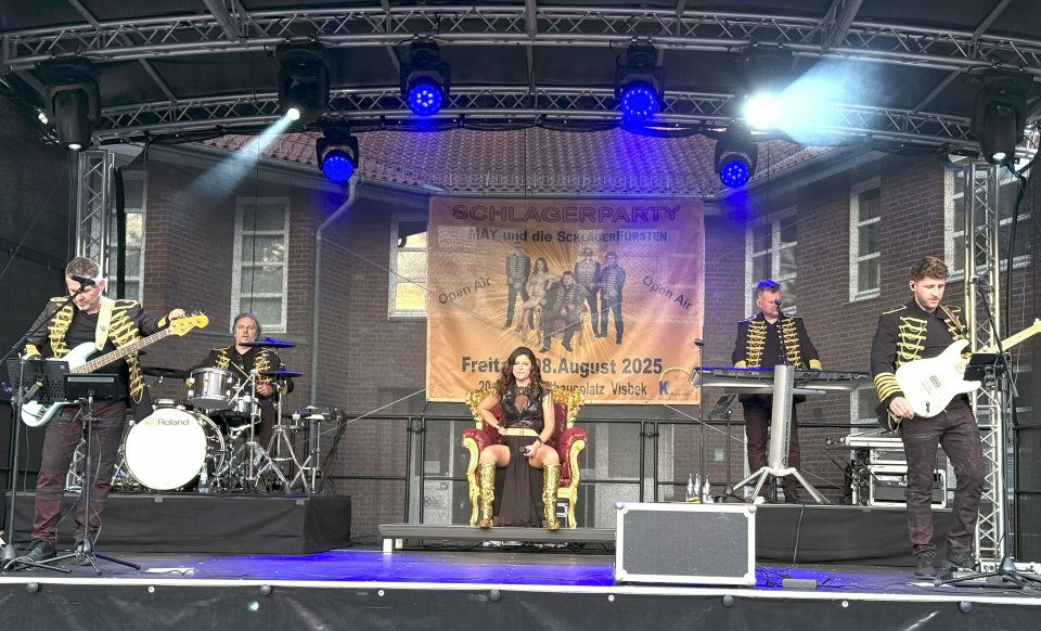 Sorgten für ausgelassene Stimmung: May und die Schlagerfürsten spielten beim diesjährigen Open Air in Visbek. Foto: Hermes