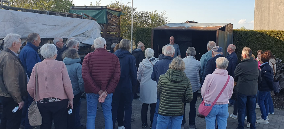 Michael Kern gibt Einblicke in die Arbeit mit dem Räucherofen auf dem Gelände der Räucherei Kern. Foto: Muhle