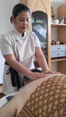 Masseurin gibt eine Rückenmassage