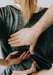 Ganzkörpermassage bei Benrisa Flensburg mit Fokus auf tiefe Rücken- und Nackenbehandlung.