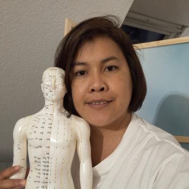 Frau hält Akupunkturmodell