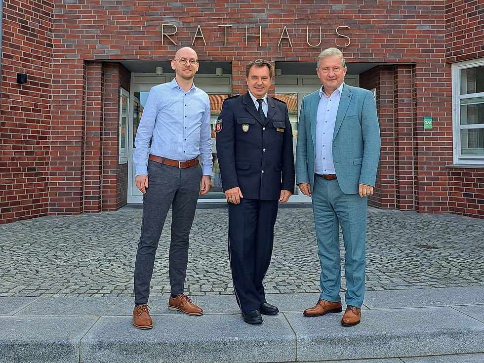 Auf Antrittsbesuch in Visbek: Hendrik Vieth (Mitte) mit Raphael Hermes (links) und Bürgermeister Gerd Meyer. Foto: Albers/Gemeinde Visbek