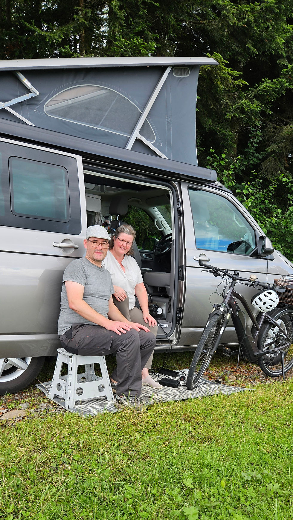 Michel und Eliane mit Energy Rebels VAN Batterie in VW T6.1 California Ocean