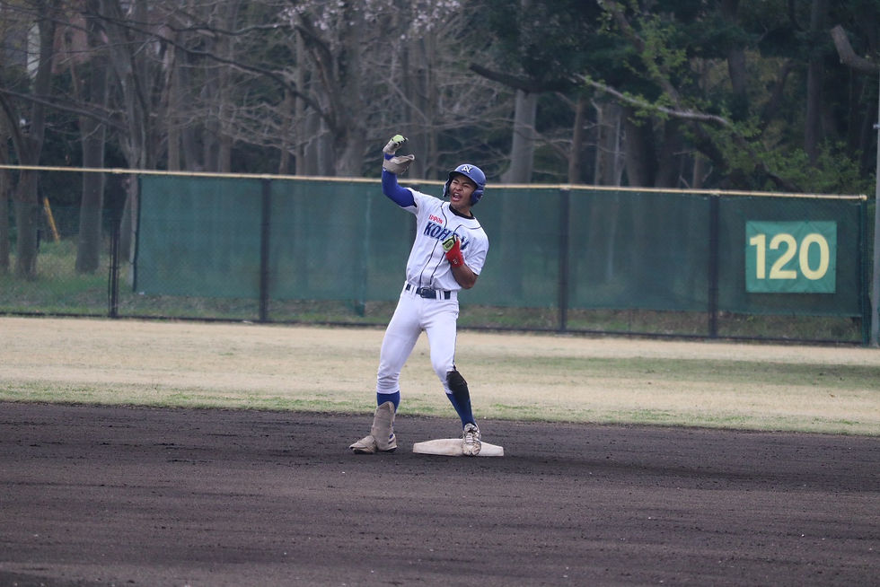 初回ツーベースヒットを放つ石川