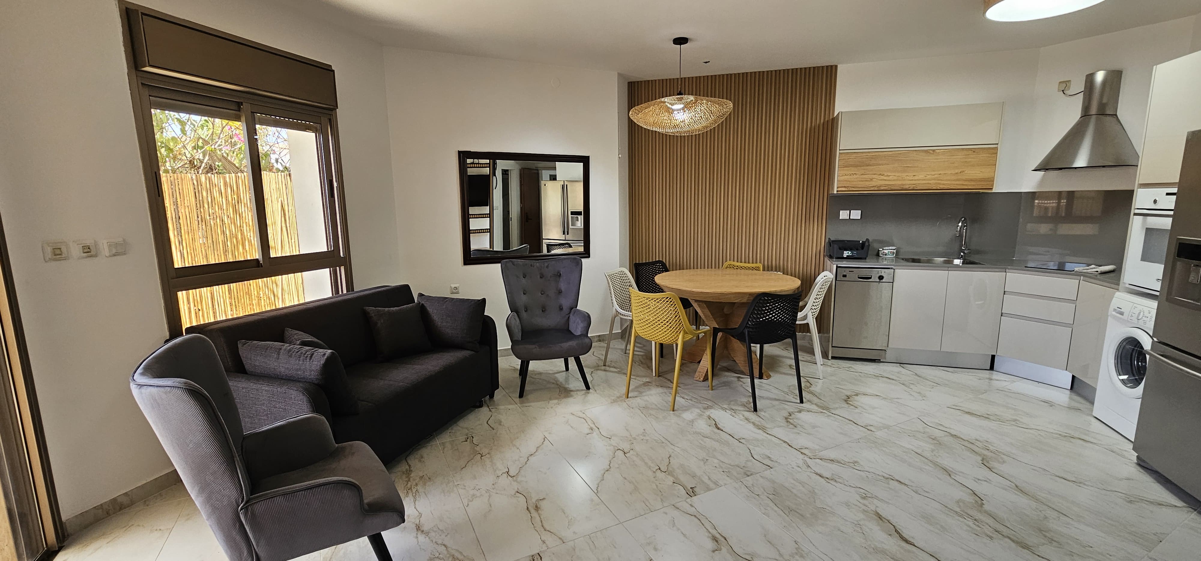 חזית המבנה בו נמצאת דירת CLODINE ברחוב שהם בשכונת שחמון אילת 20