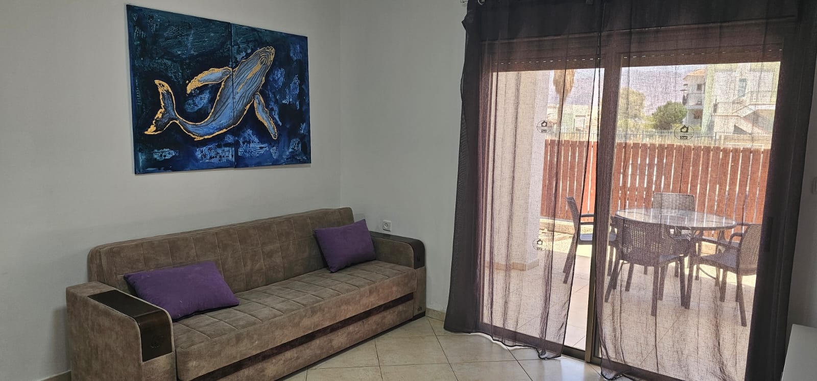 מבט חיצוני על בניין המגורים ברחוב אבני חושן בו ממוקמת דירת VERED 13
