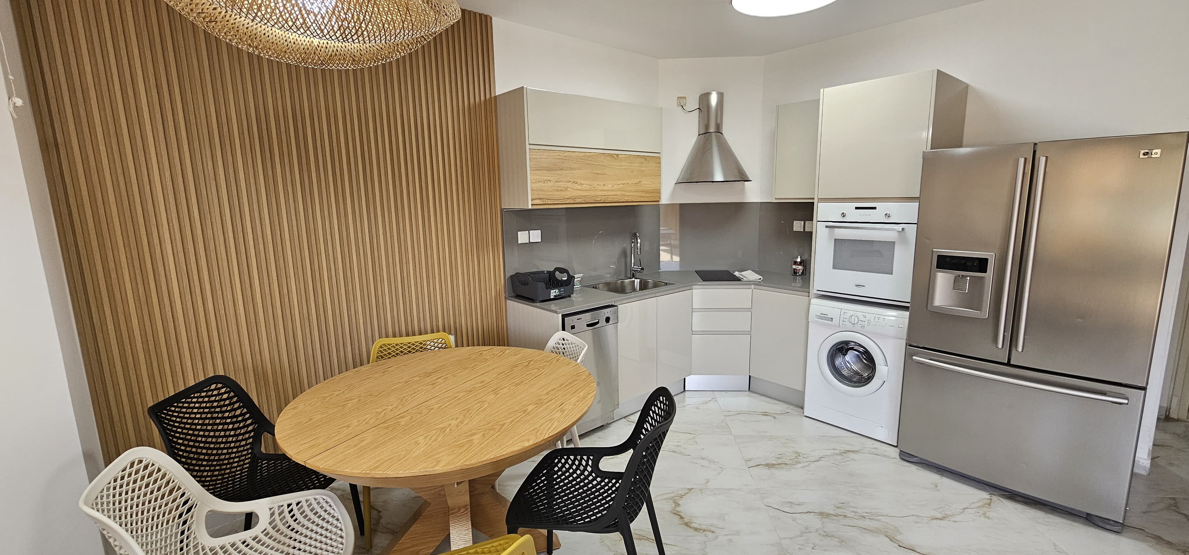 חזית המבנה בו נמצאת דירת CLODINE ברחוב שהם בשכונת שחמון אילת 25