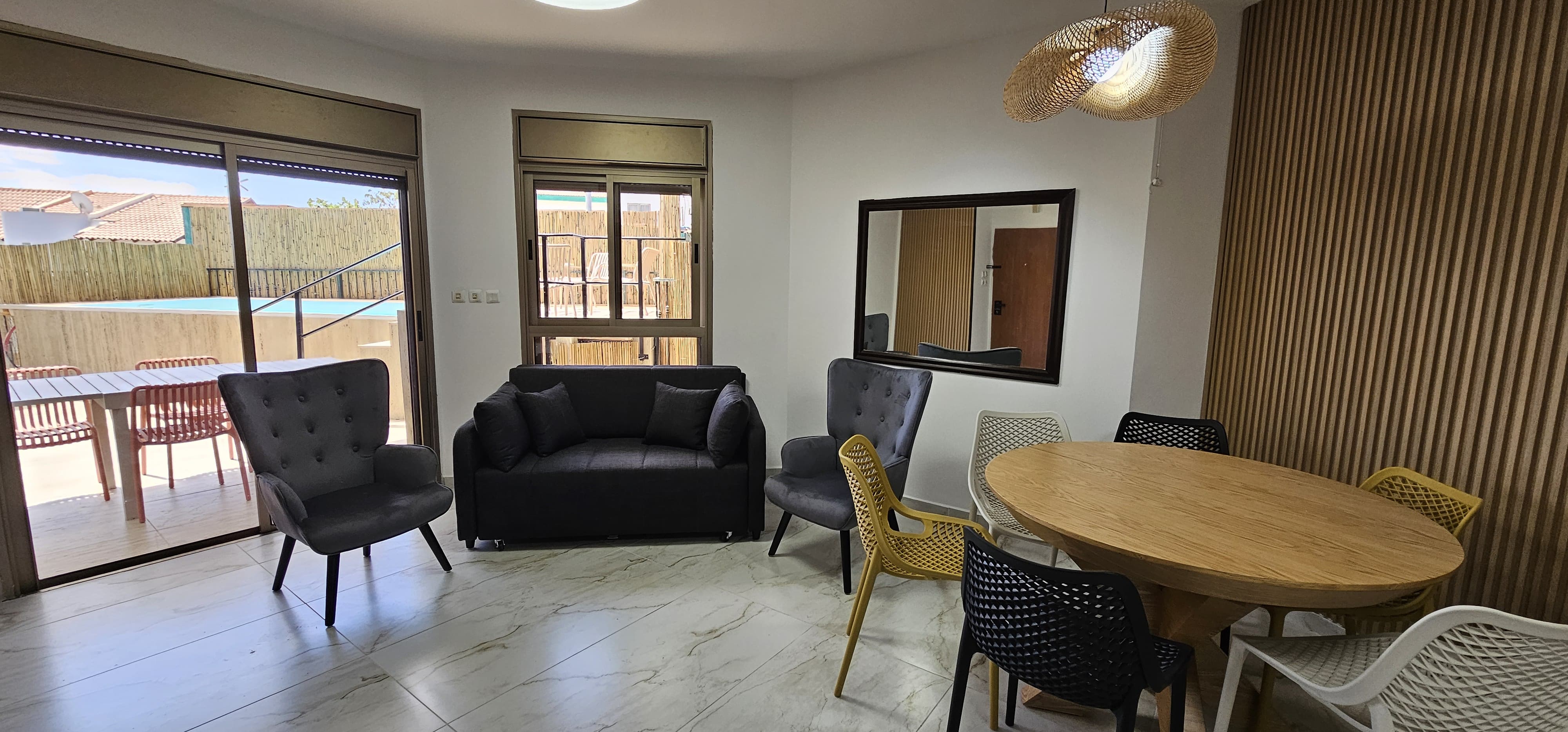 חזית המבנה בו נמצאת דירת CLODINE ברחוב שהם בשכונת שחמון אילת 18
