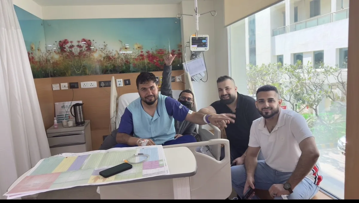 زيارة مريض مع المرافقين داخل المستشفى