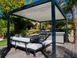 Designing poolside kitchens and bars for outdoor dining and entertaining.