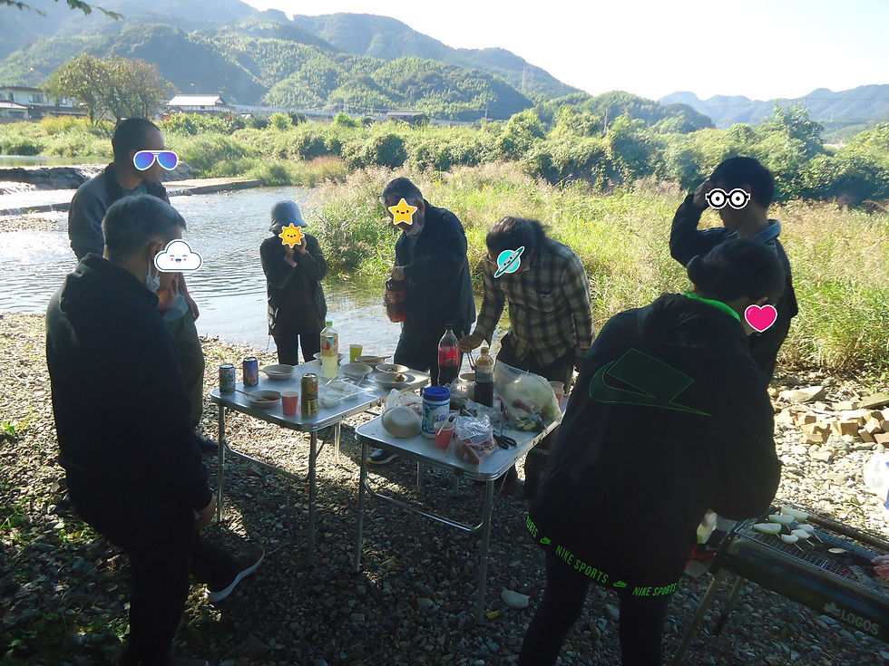 河原にブルーシートも敷いていましたが、みんな立食で食べ続けましたよ(* ̄0 ̄)/!!