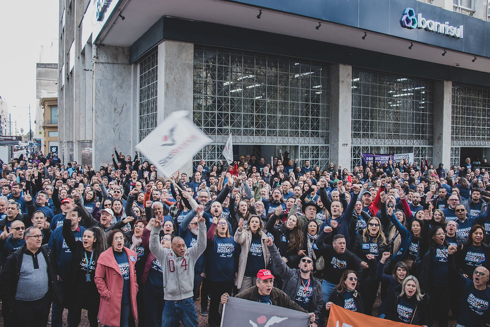 Sintrafi participa do ato de campanha que promoveu abraço ao Banrisul e reafirmou a importância do banco permanecer público