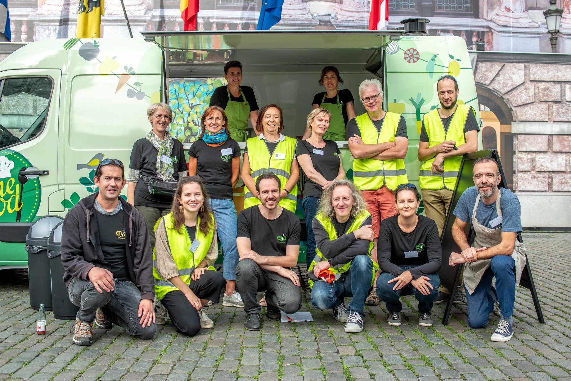 (een deel van) team Eva op de langste tafel