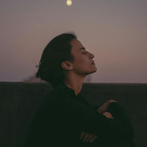 Femme traversant une perte de sens qui apprend à se retrouver