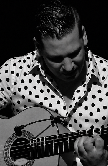 Guitarrista en camisa de lunares(2).png
