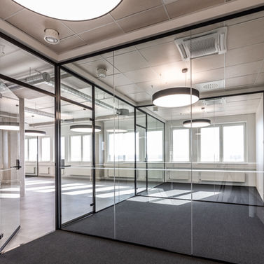 Moderni lasiseinätoimisto, valoisa ja tyylikäs