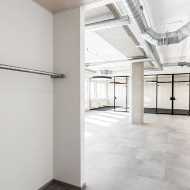 Tyhjä moderni toimistotila, vaatekaappi