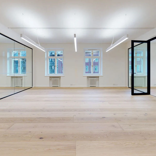 Moderni toimistotila, paljon valoa