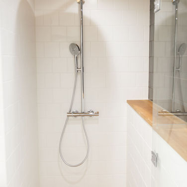 Moderni suihku, puulattialla, minimalistinen kylpyhuone