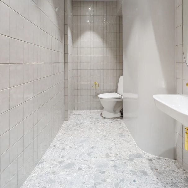 Moderni kylpyhuone, vaaleat laatat