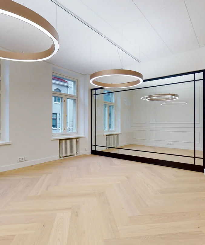 Moderni toimistotila, parkettilattiat ja suuret ikkunat