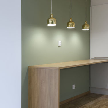 Moderni keittiötaso, kolme messinkivalaisinta, Säätiö tila