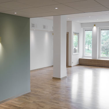 Valoisa toimistotila, Säätiö tila, luonnonvalo ja vaaleat seinät