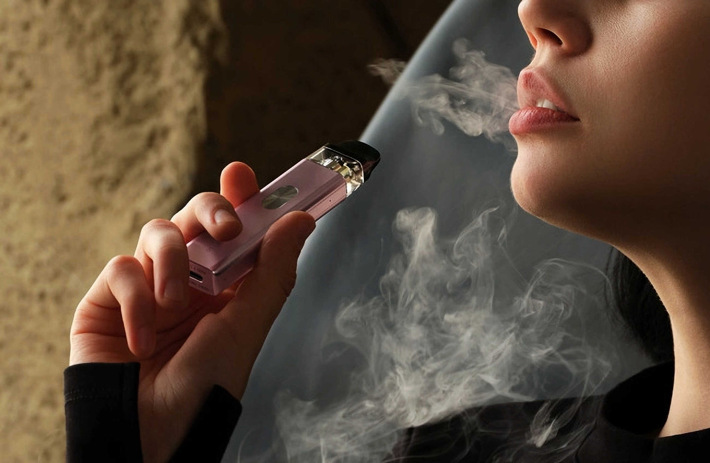 chica elegante fumando vaper