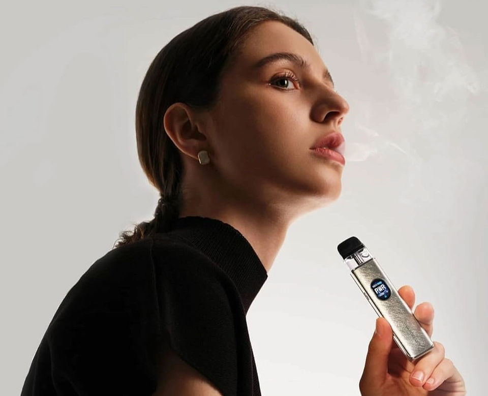 chica pelo corto fumando pod