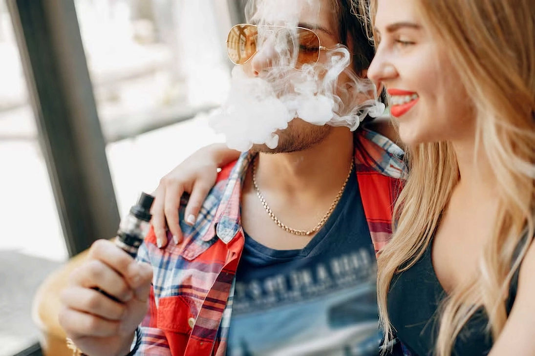 pareja fumando vaper