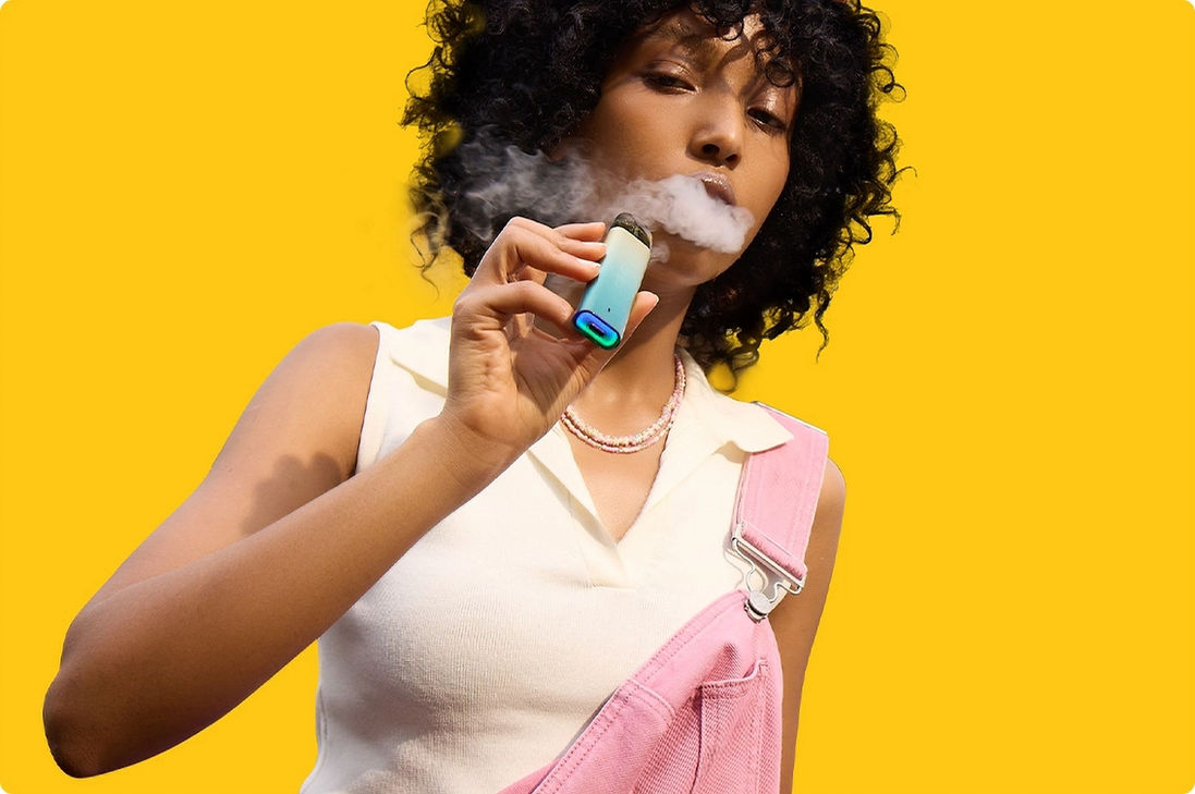 chica mulata fumando vaper