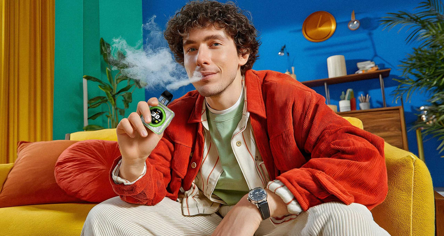 chico pelo rizado fumando pod