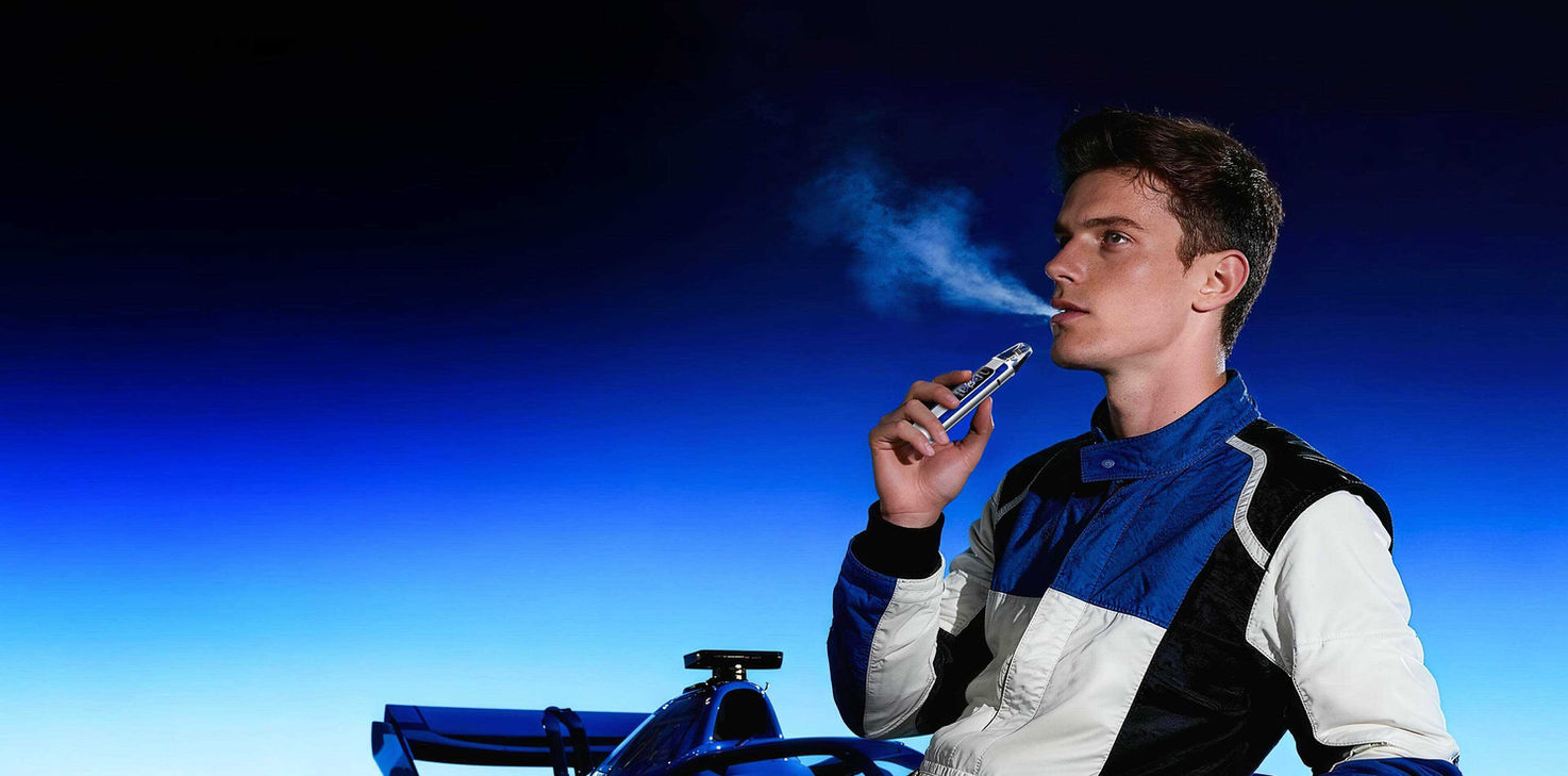 chico formula 1 fumando vaper