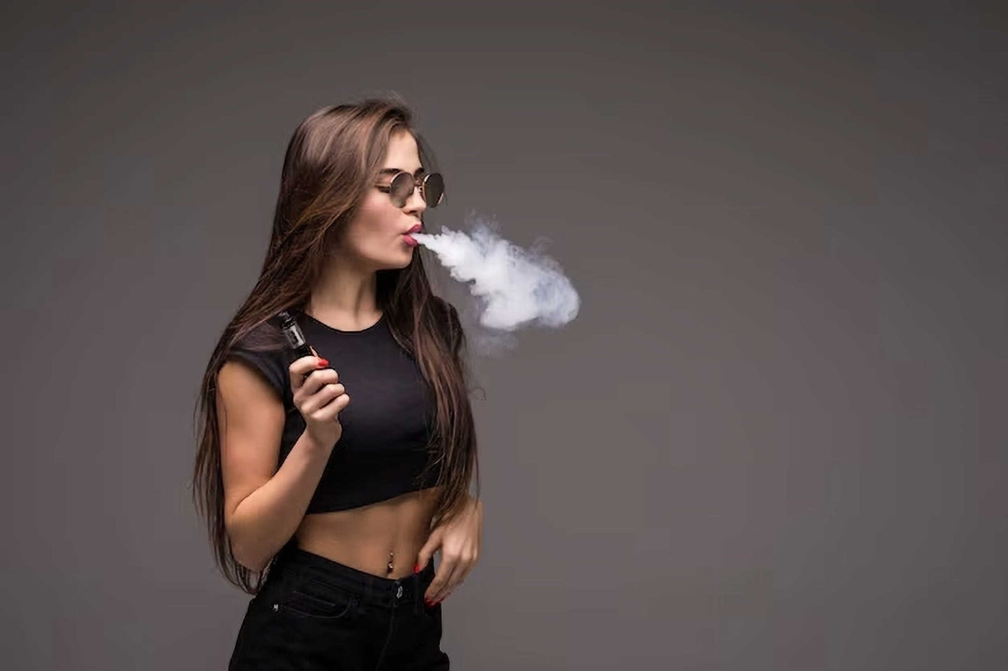 chica gafas fumando vaper