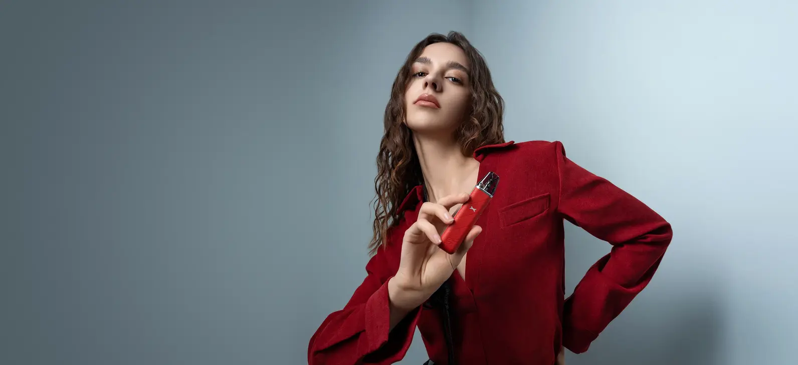 chica vestido rojo fumando pod