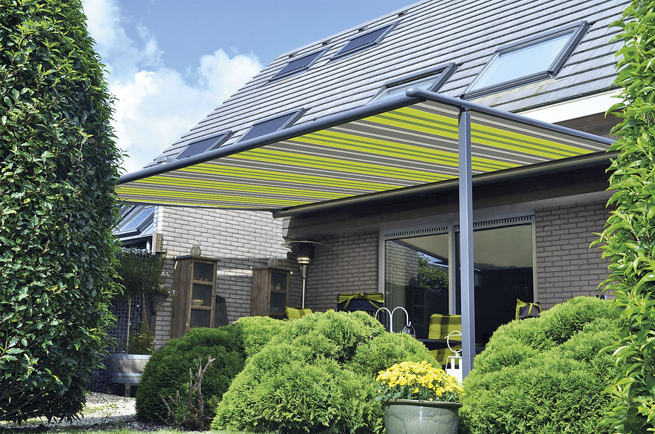 Terrassenüberdachung mit grüner Markise