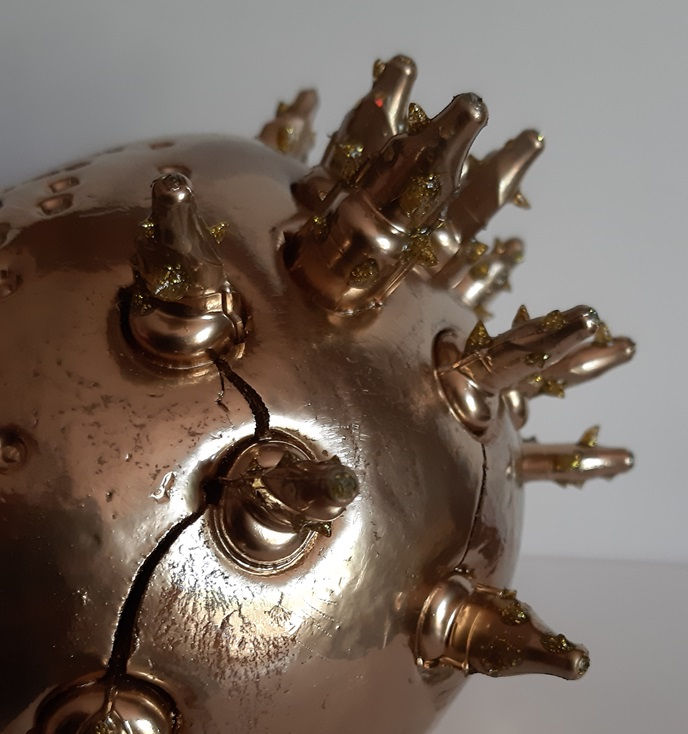 Thumbnail: détail sculpture contemporaine n'explose pas dorée texture relief argile