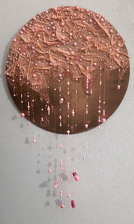 oeubre abstraite or et rose ronde avec des perles par l'artiste christine barone