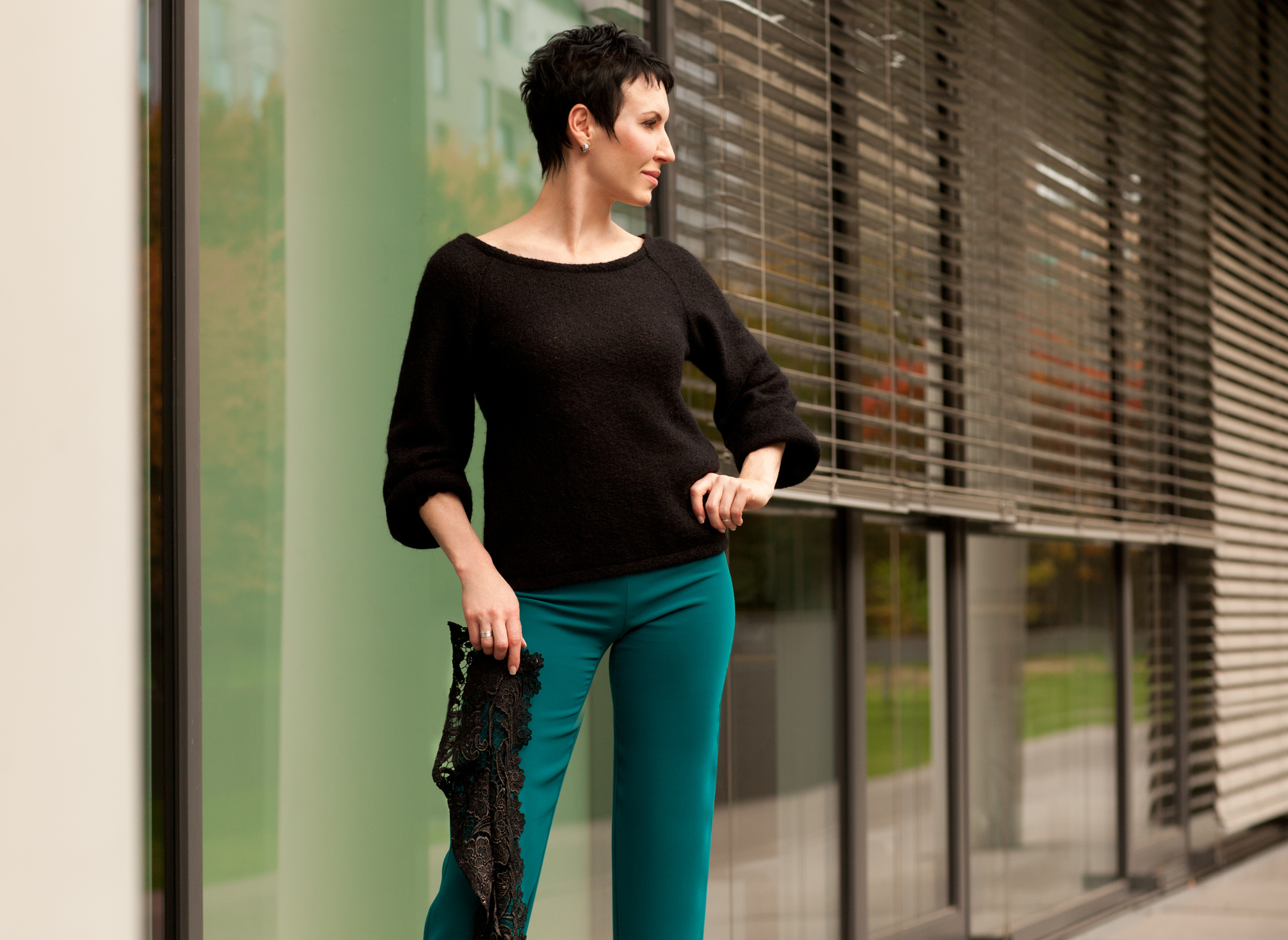 NAVY - Black sweater with removable cuffs and collar