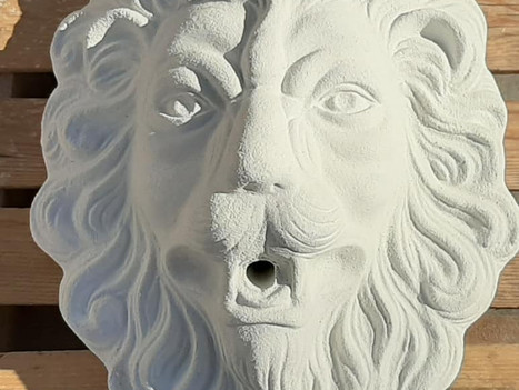 Fuente de piedra con cara de león