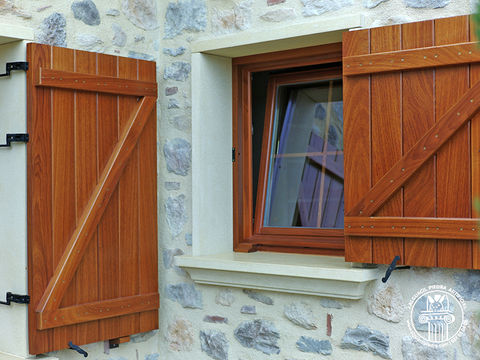 Ventana con molduras de piedra