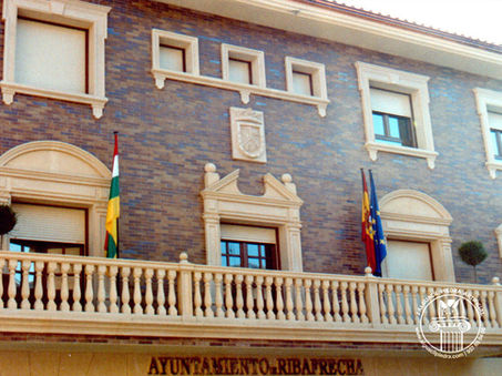 Fachada de piedra con revestimientos y molduras