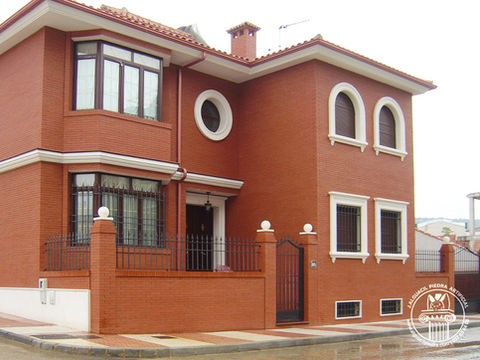 Fachada con molduras de piedra