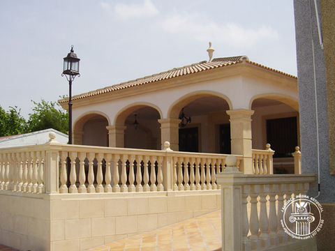 Fachada con molduras de piedra